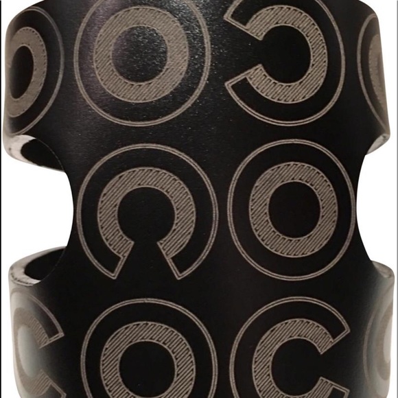 ❗️ SOLD ❗️ Chanel COCO Leather Cuff Bracelet - New Cond. w/original box - Rare! - Picture 2 of 12